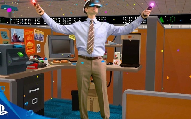 Mann mit VR Brille im Büro
