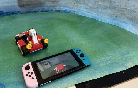 Mario Kart Rennauto mit Steuerung vor selbst gemaltem Hintergrund