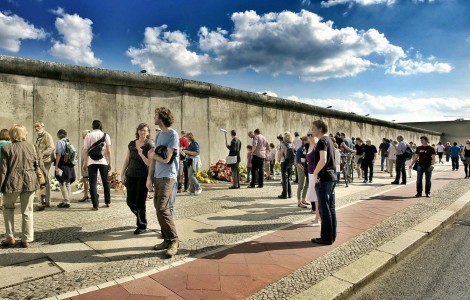 Menschen vor der Berliner Mauer