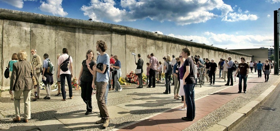Menschen vor der Berliner Mauer
