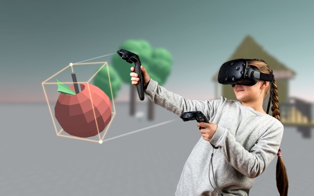 Junges Mädchen mit VR Applikation