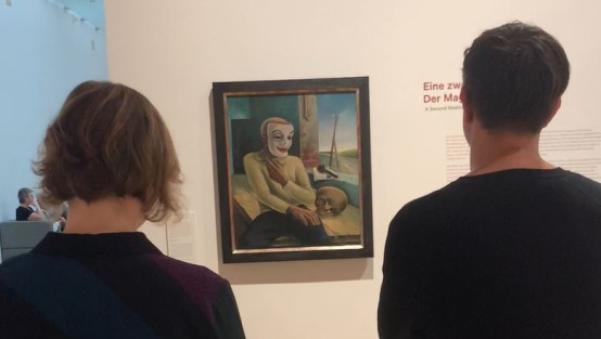 Personen schauen auf Gemälde im LVR-Landesmuseum Bonn