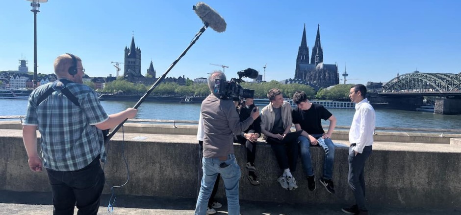 Drehteam filmt Jugendliche. Dreharbeiten
