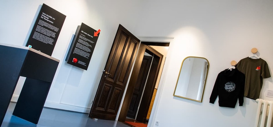 Ausstellungsraum mit Wandpanelen der Hörstationen und weiteren Ausstellungsstücken Ausstellungsraum "Spielräume Demokratie"