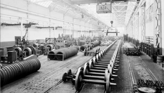 Herstellung von Eisenbahn-Radsätzen in einer riesigen Halle