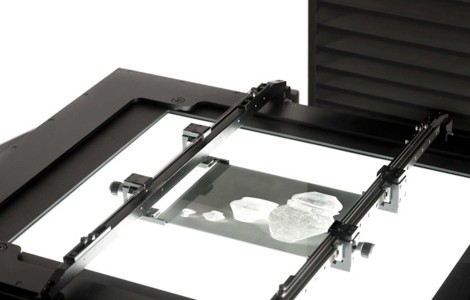 Leuchttisch eines Hochlseitungsscanners mit einem aufliegenden Glasnegativ