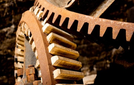 Detailaufnahme zweier ineinander laufender Zahnräder im Inneren der Nespener Mühle in Reichshof-Nesper