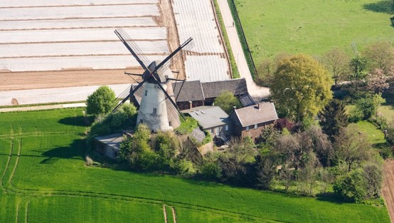 Luftaufnahme der Grottenhertener Windmühle in Bedburg, im Stadtteil Kirch-Grottenherten