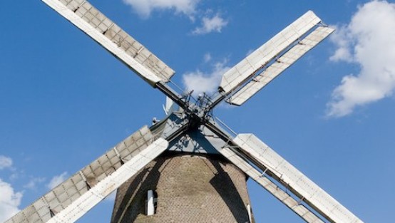 Aussenansicht der Stommelner Windmühle auf dem Mühlenberg