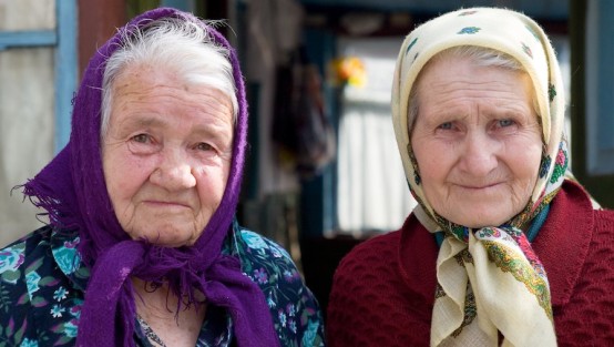 Zwei alte Frauen mit Kopftüchern