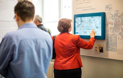Mahn- und Gedenkstätte - Ausstellungsbereich mit Besuchern, Besucherin am Touchscreen Karte Düsseldorfs