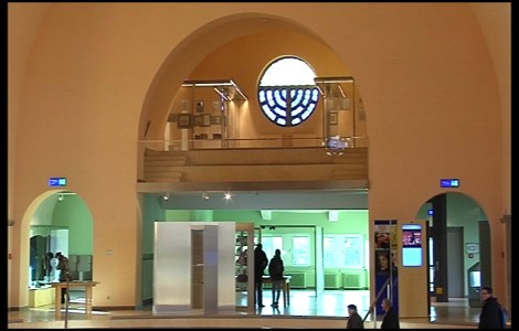 Alte Synagoge Essen - Ausstellungsbereich mit Besuchern