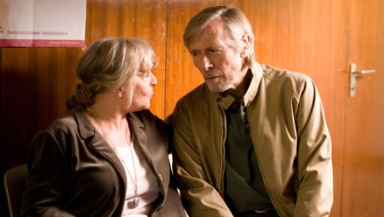 Frau unterhält sich mit einem Mann, Szenenbild mit den Schauspielern Annekathrin Bürger und Horst Janson aus dem Spielfilm 'Eines Tages...'