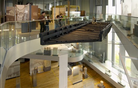 LVR-Römermuseum - Ein Schiffsteil wird mit einem Kran hochgehoben