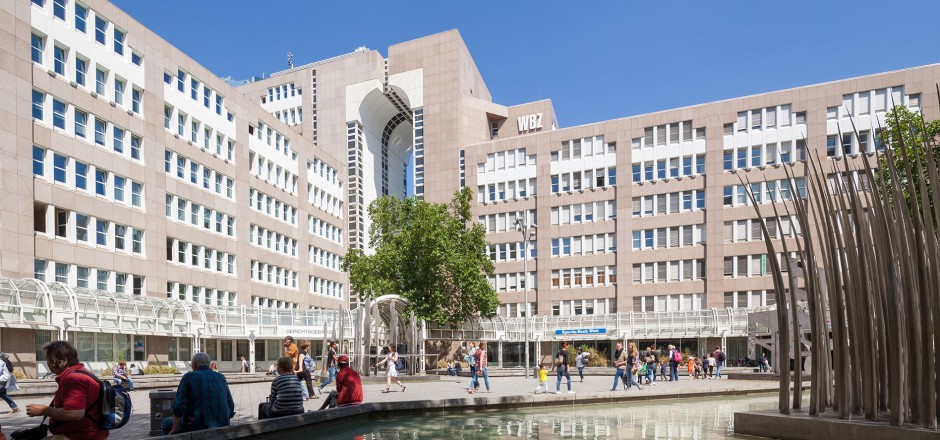 Bertha-von-Suttner-Platz mit dem Gebäude des Weiterbildungszentrums (WBZ) der Landeshauptstadt Düsseldorf