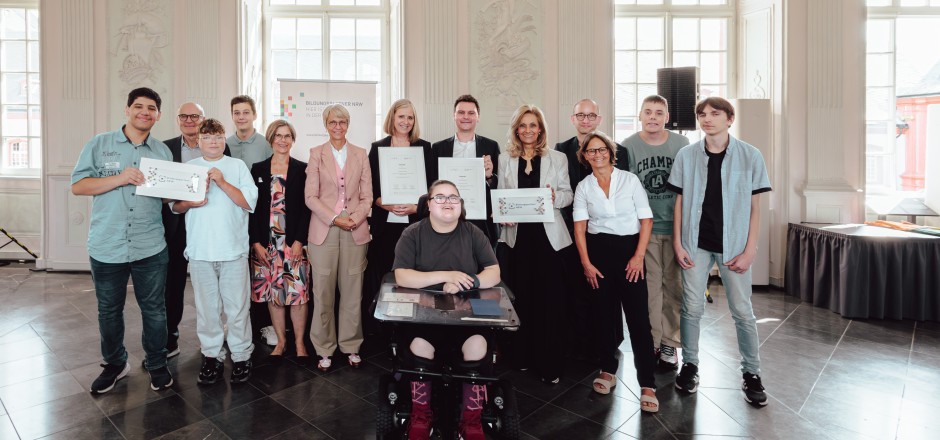 Kooperationspartner bei der Unterzeichnung im Kaisersaal in Brauweiler 