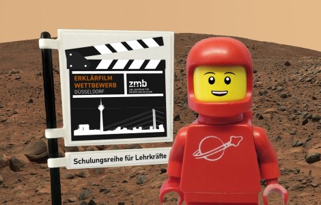 Collage: Eine Astronauten-Legofigur schaut in die Kamera. Sie steht auf dem Mars. Neben ihr steht eine Flagge, auf der das Logo des Erklärfilmwettbewerbs platziert ist. 