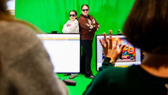 Zwei Mädchen vor einem Greenscreen.