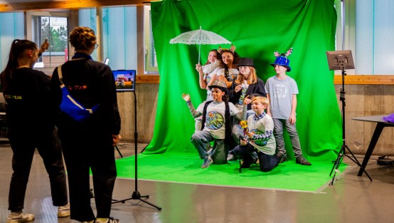 Kinder bei einer Greenscreen-Fotoaktion