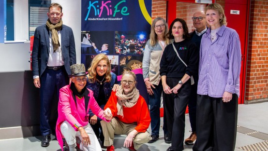 Menschen vor einem Rollup 