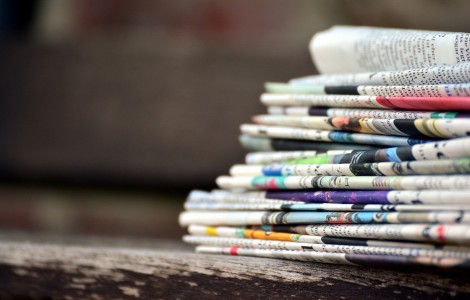 Ein Stapel mit Zeitungen